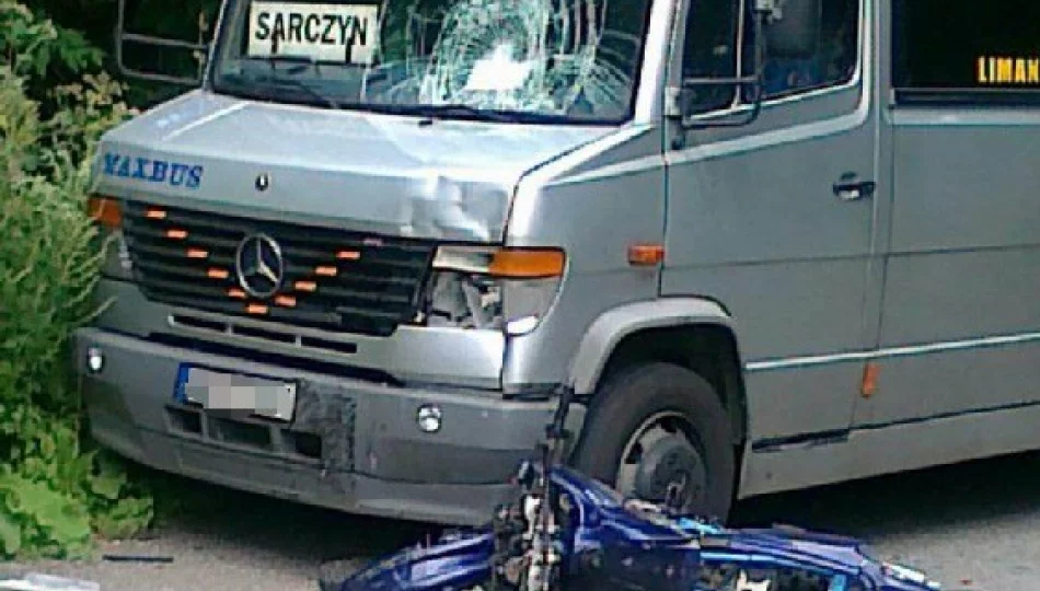 Czołowe zderzenie busa z motorowerem - zdjęcie 1