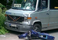 Czołowe zderzenie busa z motorowerem - zdjęcie główne