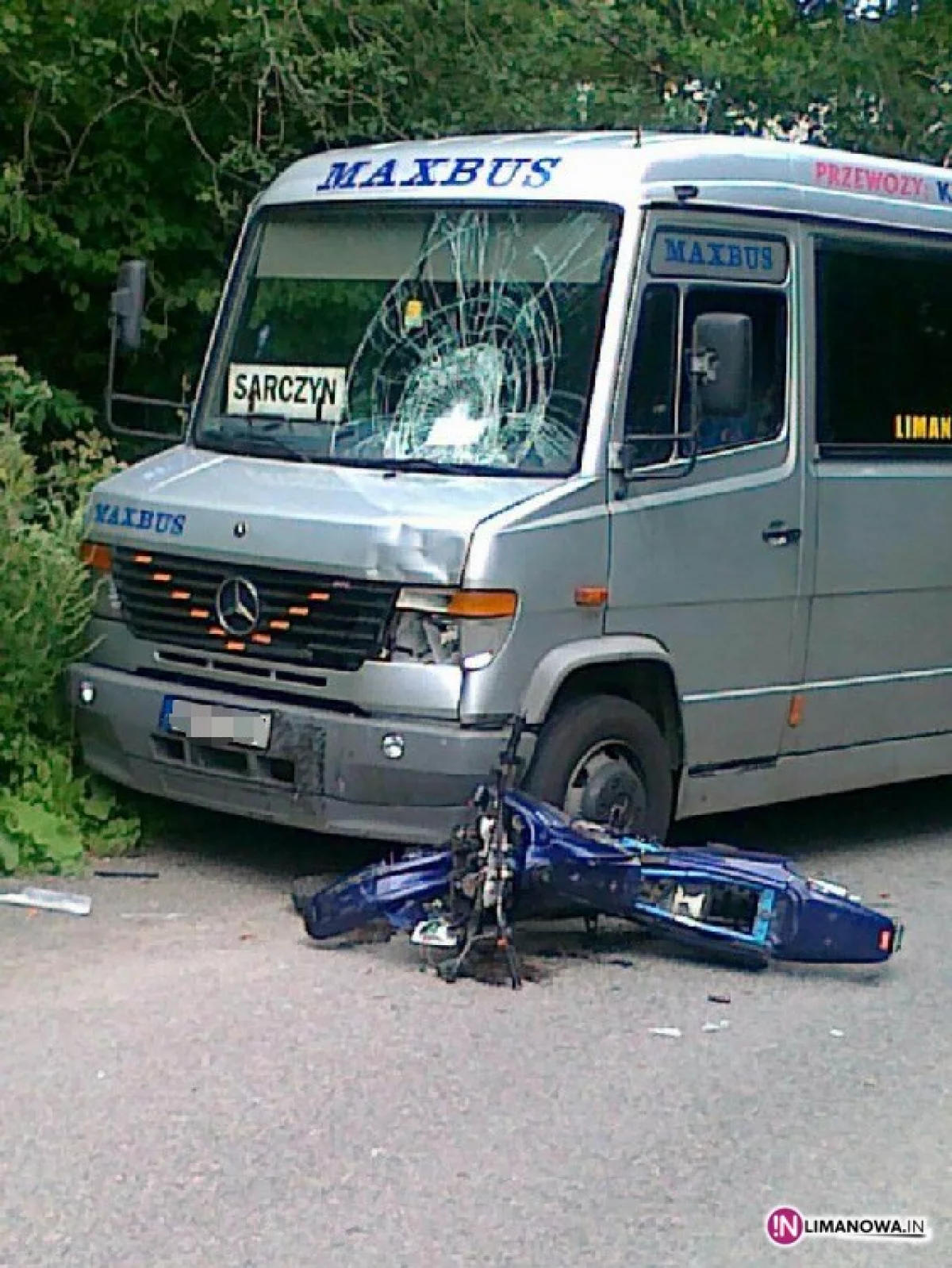 Czołowe zderzenie busa z motorowerem