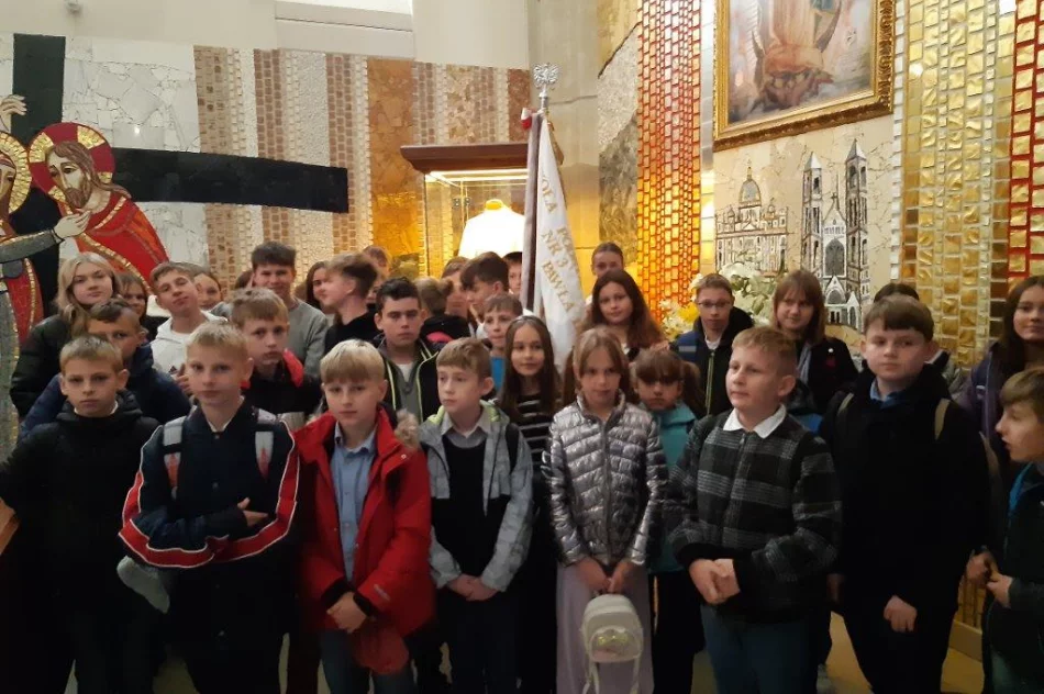 VI Pielgrzymka Szkół im. Jana Pawła II w sanktuarium (ZDJĘCIA) - zdjęcie 2