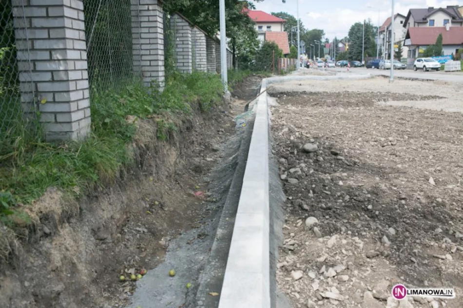 Wielka inwestycja, a chodnik... wąski - zdjęcie 2