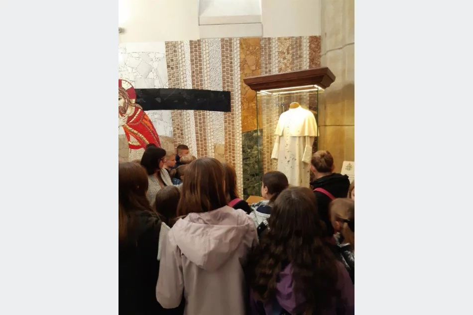 VI Pielgrzymka Szkół im. Jana Pawła II w sanktuarium (ZDJĘCIA) - zdjęcie 5