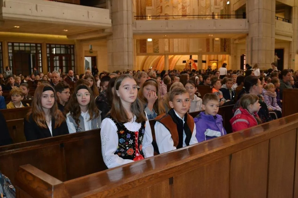 VI Pielgrzymka Szkół im. Jana Pawła II w sanktuarium (ZDJĘCIA) - zdjęcie 8