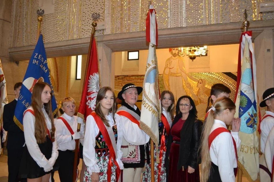 VI Pielgrzymka Szkół im. Jana Pawła II w sanktuarium (ZDJĘCIA) - zdjęcie 9