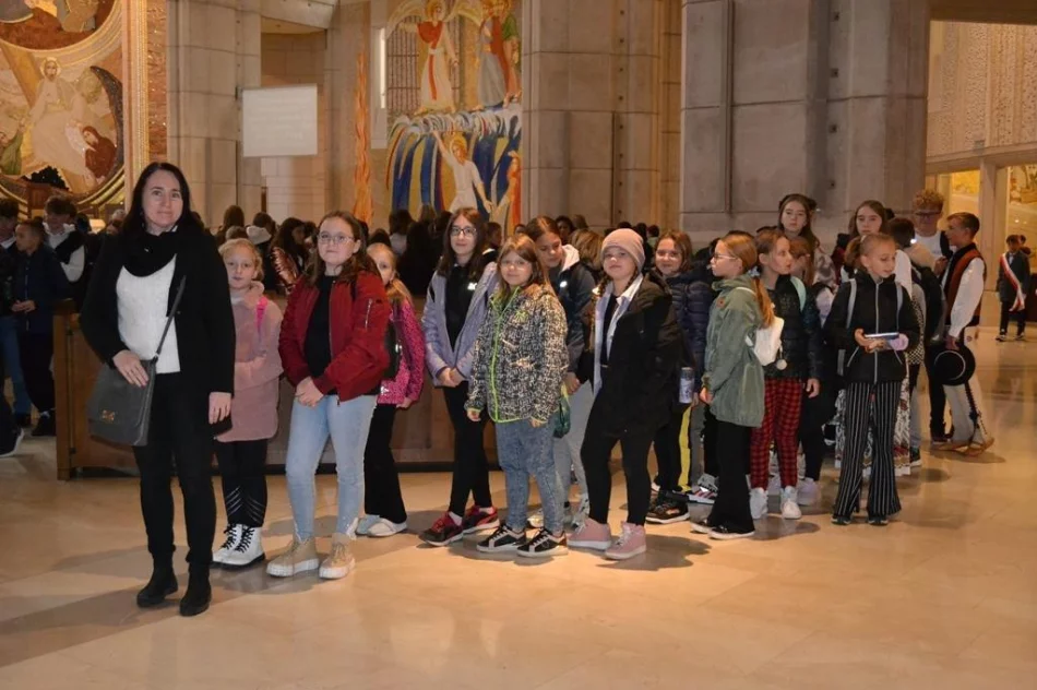 VI Pielgrzymka Szkół im. Jana Pawła II w sanktuarium (ZDJĘCIA) - zdjęcie 12