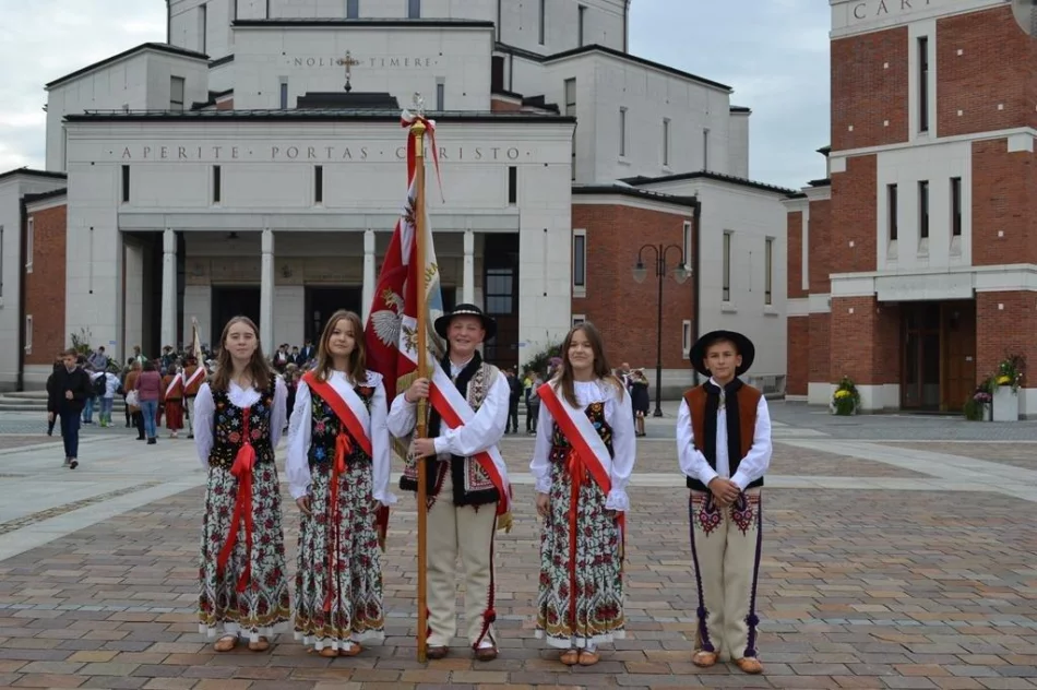 VI Pielgrzymka Szkół im. Jana Pawła II w sanktuarium (ZDJĘCIA) - zdjęcie 13