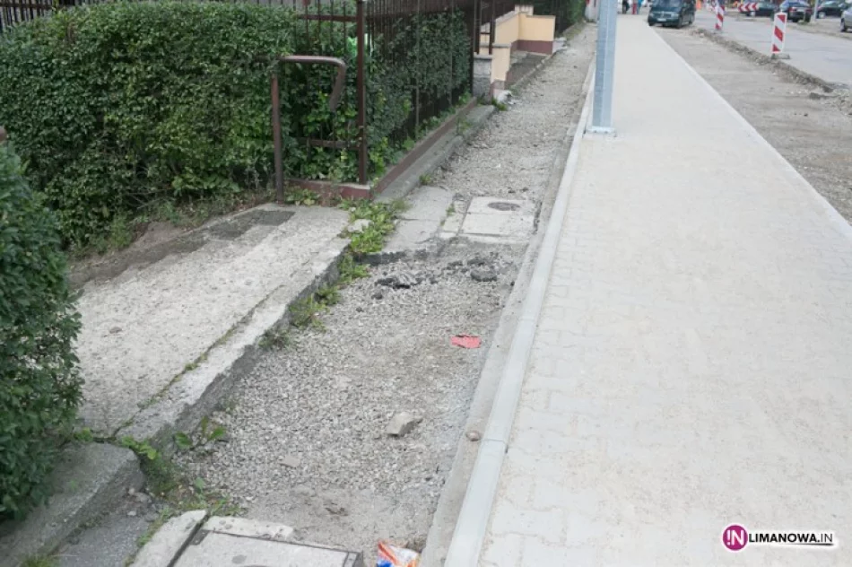 Wielka inwestycja, a chodnik... wąski - zdjęcie 3
