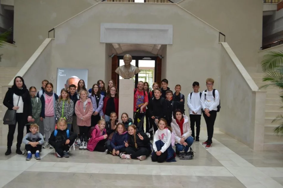 VI Pielgrzymka Szkół im. Jana Pawła II w sanktuarium (ZDJĘCIA) - zdjęcie 15