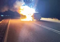 Spłonął samochód osobowy (wideo) - zdjęcie główne