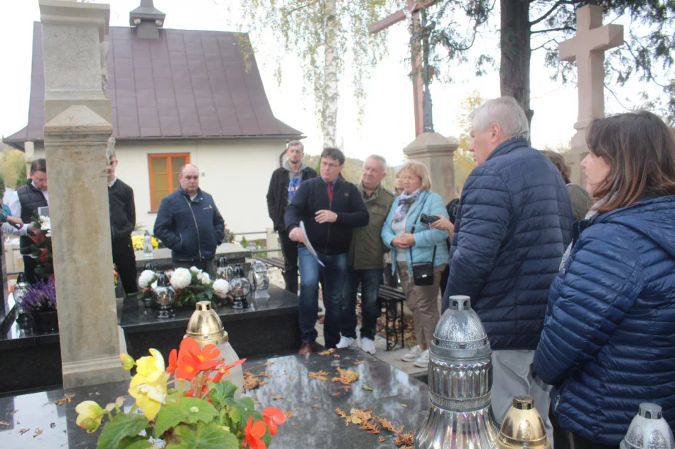Podróż w czasie - spotkanie na łososińskim cmentarzu - zdjęcie 5