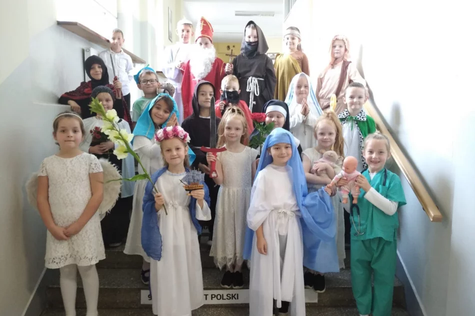 Korowód świętych w Szkole Podstawowej nr 2 w Limanowej - zdjęcie 2