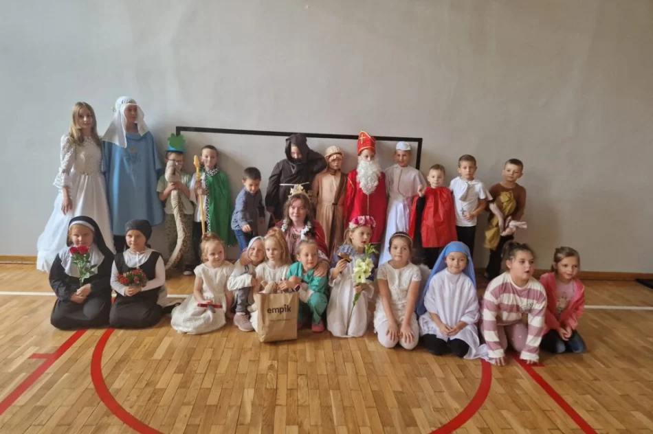 Korowód świętych w Szkole Podstawowej nr 2 w Limanowej - zdjęcie 3