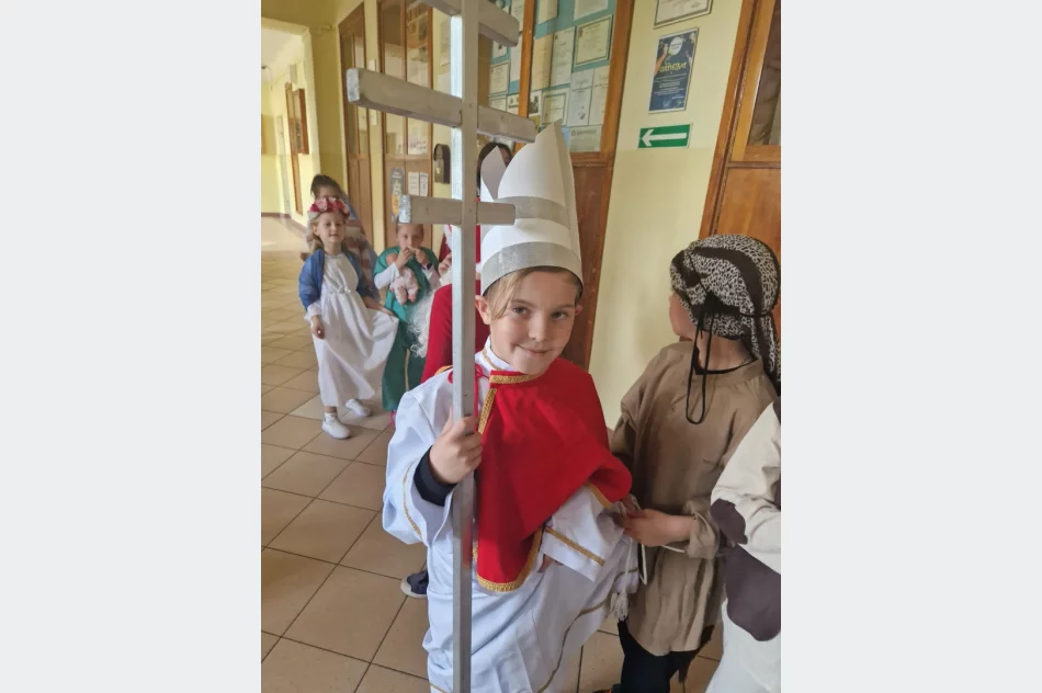 Korowód świętych w Szkole Podstawowej nr 2 w Limanowej - zdjęcie 4