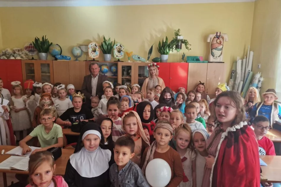 Korowód świętych w Szkole Podstawowej nr 2 w Limanowej - zdjęcie 5