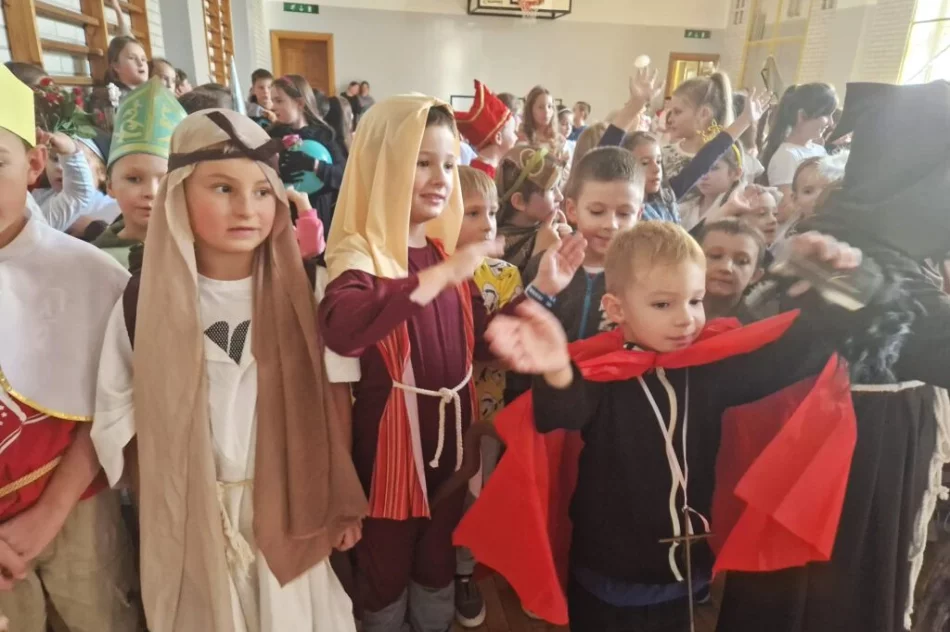 Korowód świętych w Szkole Podstawowej nr 2 w Limanowej - zdjęcie 7