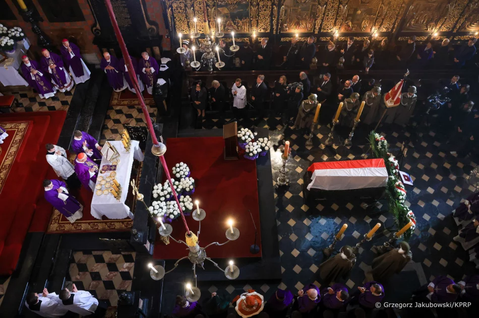 Pogrzeb prof. Wandy Półtawskiej. Prezydent Andrzej Duda: "Pani profesor, dziękujemy" - zdjęcie 5