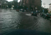 Limanowski Rynek zalany. Zatkana studzienka. - zdjęcie główne