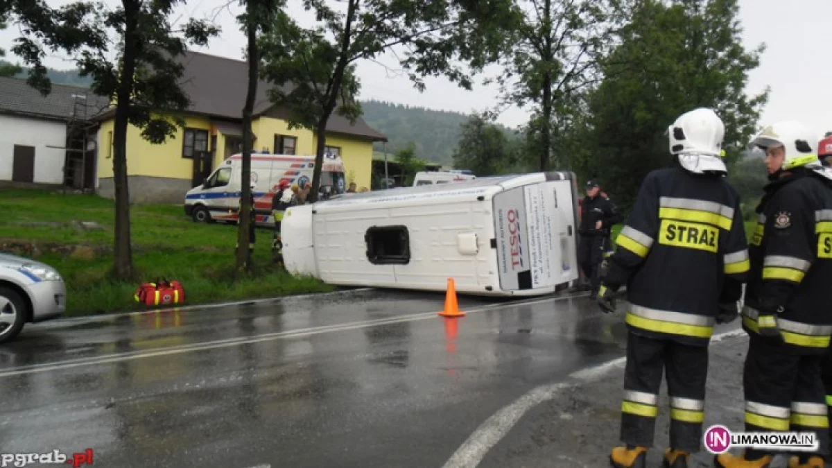 Bus na boku - poszkodowana kobieta w ciąży