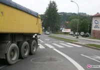 Pijany pieszy wszedł w... ciężarówkę - zdjęcie główne