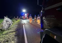 Groźnie wyglądające dachowanie w rowie - zdjęcie główne