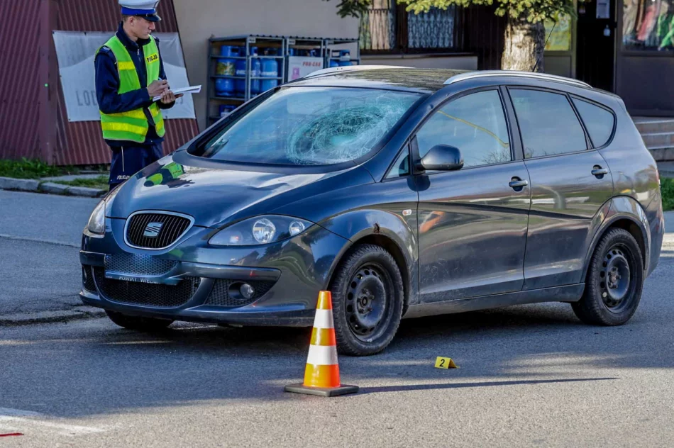 Potrącenie na przejściu, 74-latek trafił do szpitala - zdjęcie 2
