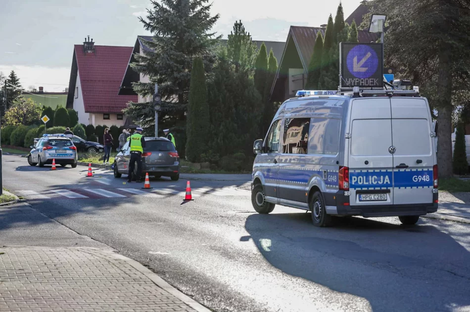 Potrącenie na przejściu, 74-latek trafił do szpitala - zdjęcie 6