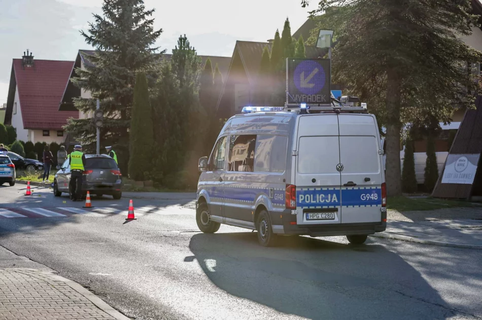 Potrącenie na przejściu, 74-latek trafił do szpitala - zdjęcie 7