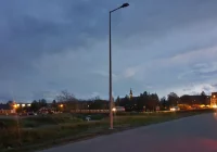 Zbudowano już oświetlenie, teraz projektują chodnik - zdjęcie główne