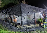 Pożar drewnianej altany - nocna akcja strażaków - zdjęcie główne
