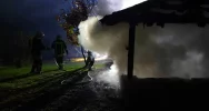Pożar drewnianej altany - nocna akcja strażaków - zdjęcie 2