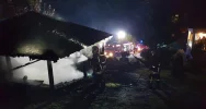 Pożar drewnianej altany - nocna akcja strażaków - zdjęcie 3