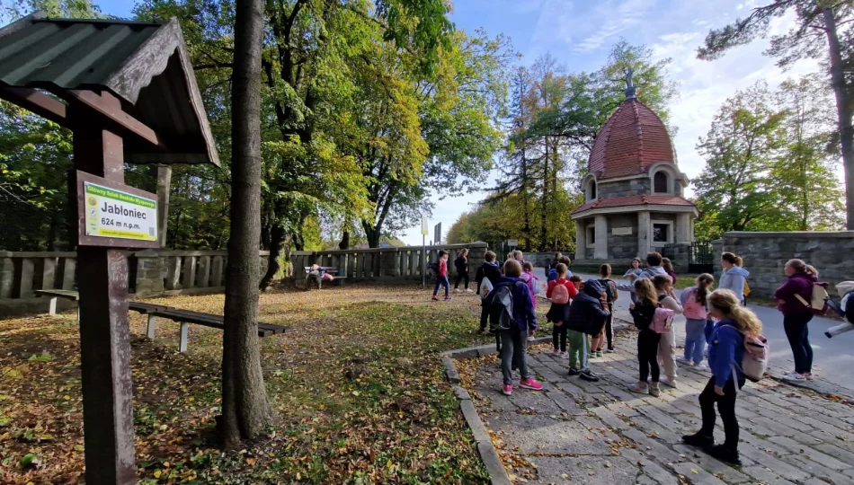 Uczniowie SP nr 3 odwiedzili limanowskie cmentarze - zdjęcie 1