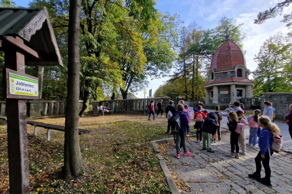 Uczniowie SP nr 3 odwiedzili limanowskie cmentarze - zdjęcie 2