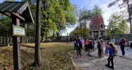 Uczniowie SP nr 3 odwiedzili limanowskie cmentarze - zdjęcie 2