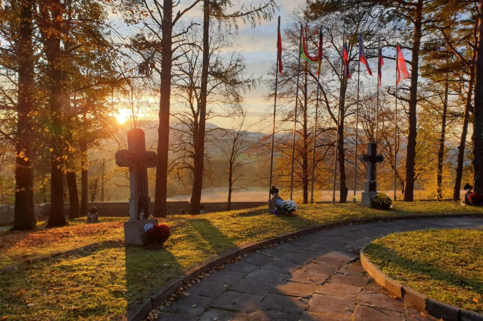 Uczniowie SP nr 3 odwiedzili limanowskie cmentarze - zdjęcie 7
