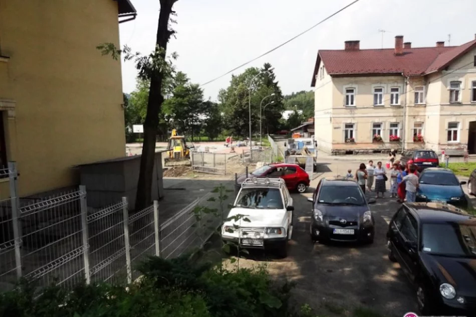 Samochody jeżdżą kilkadziesiąt cm od drzwi - zdjęcie 3