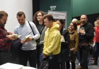 Andrzej Pilipiuk – pisarz, publicysta, archeolog- spotkał się ze swoimi fanami w Miejskiej Bibliotece Publicznej - zdjęcie główne