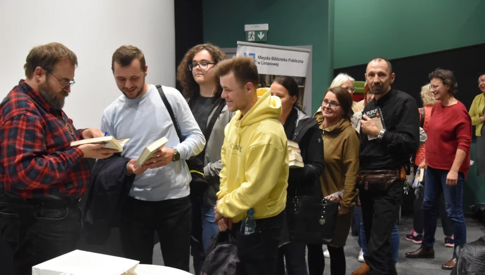Andrzej Pilipiuk – pisarz, publicysta, archeolog- spotkał się ze swoimi fanami w Miejskiej Bibliotece Publicznej - zdjęcie 1