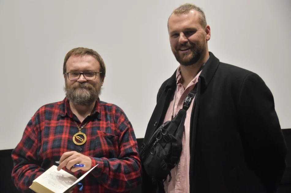 Andrzej Pilipiuk – pisarz, publicysta, archeolog- spotkał się ze swoimi fanami w Miejskiej Bibliotece Publicznej - zdjęcie 7