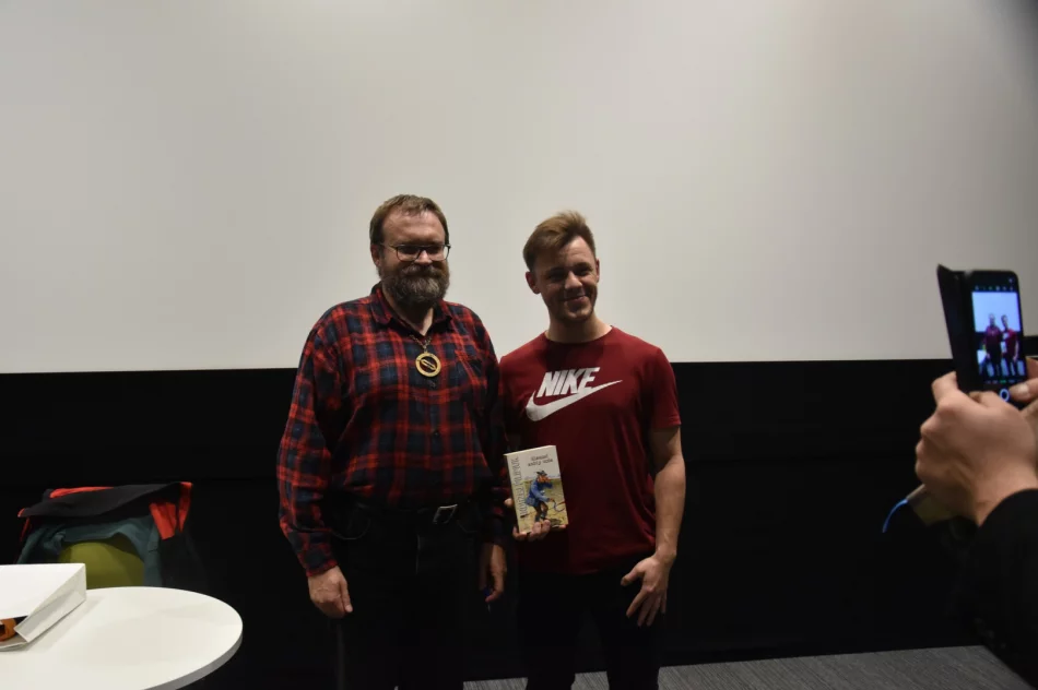 Andrzej Pilipiuk – pisarz, publicysta, archeolog- spotkał się ze swoimi fanami w Miejskiej Bibliotece Publicznej - zdjęcie 9