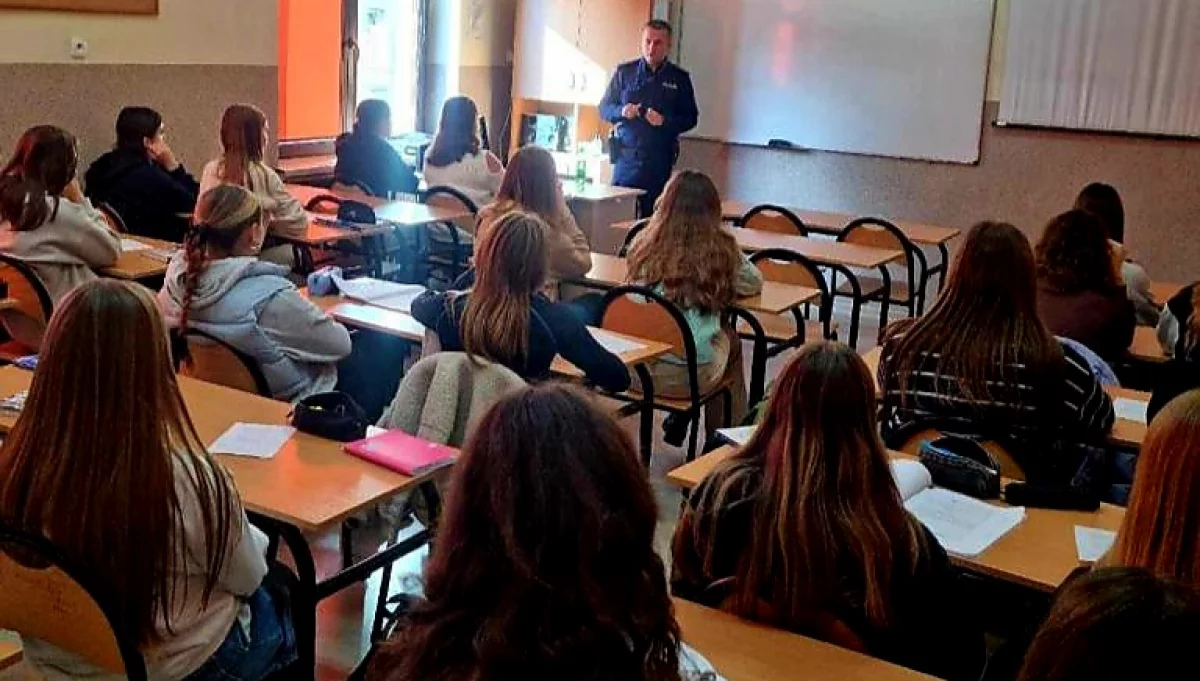 Policja edukuje limanowskich uczniów o zagrożeniach w sieci