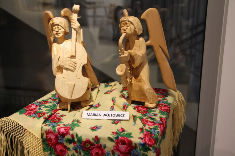 W Miejskiej Galerii Sztuki otwarto wystawę „Pędzlem, Dłutem, Sercem” towarzyszącą tegorocznemu 49. Festiwalowi „Limanowska Słaza” - zdjęcie 4