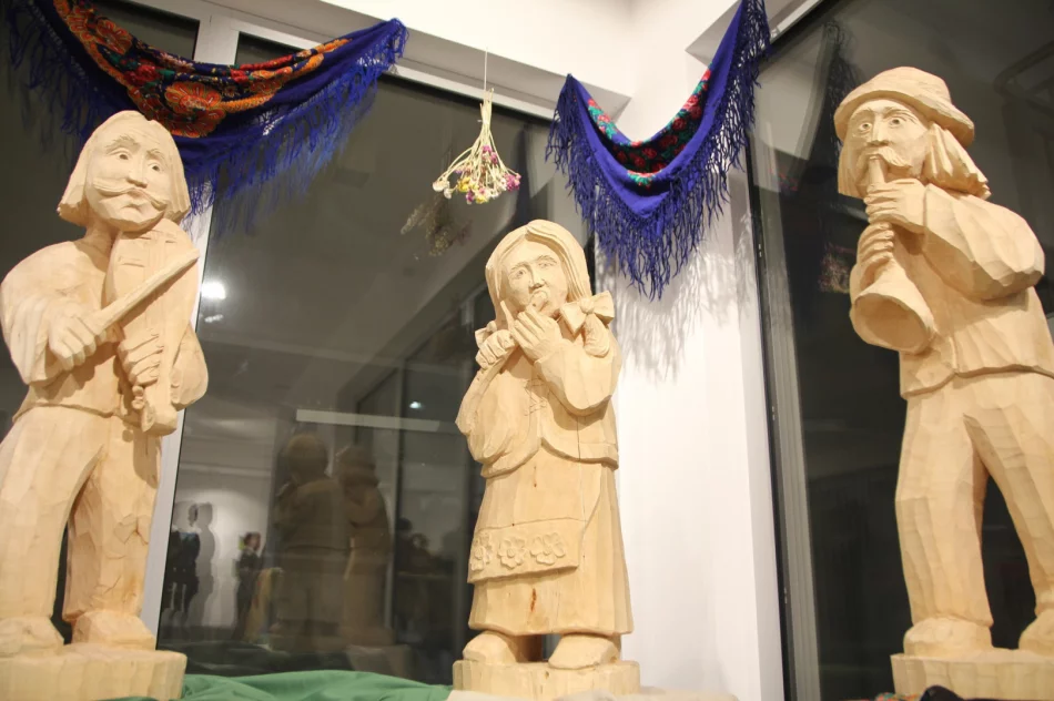 W Miejskiej Galerii Sztuki otwarto wystawę „Pędzlem, Dłutem, Sercem” towarzyszącą tegorocznemu 49. Festiwalowi „Limanowska Słaza” - zdjęcie 6