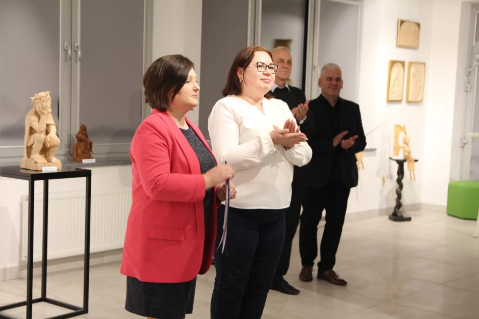 W Miejskiej Galerii Sztuki otwarto wystawę „Pędzlem, Dłutem, Sercem” towarzyszącą tegorocznemu 49. Festiwalowi „Limanowska Słaza” - zdjęcie 11