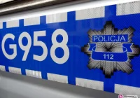 Auto na chodniku, kierowca pijany - zdjęcie główne