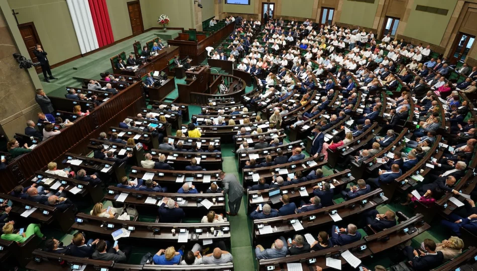 Od historycznego dna po aferze Rywina do fenomenu „sejmfliksa” – posłowie w ocenach Polaków - zdjęcie 1