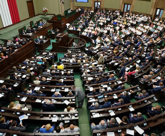 Od historycznego dna po aferze Rywina do fenomenu „sejmfliksa” – posłowie w ocenach Polaków - zdjęcie główne