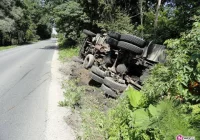Dźwig zakończył jazdę w rowie - zdjęcie główne