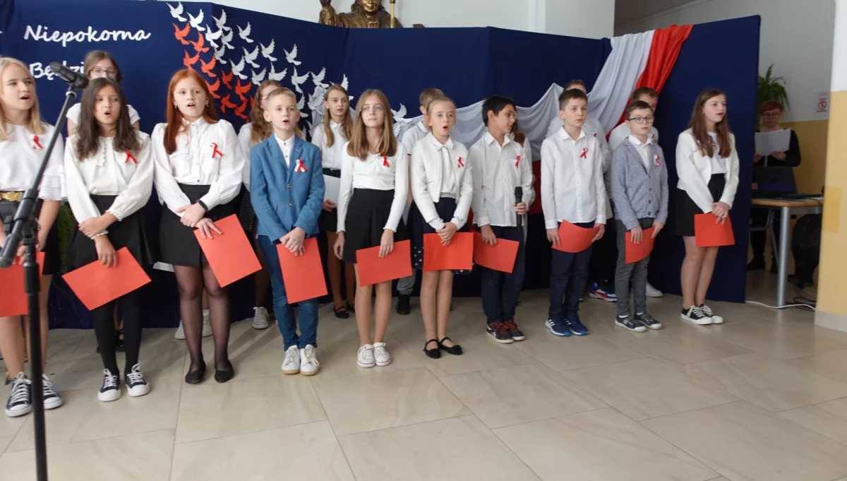 „Niepodległa – niepokorna była jest będzie"-obchody Święta Niepodległości w SP Męcina