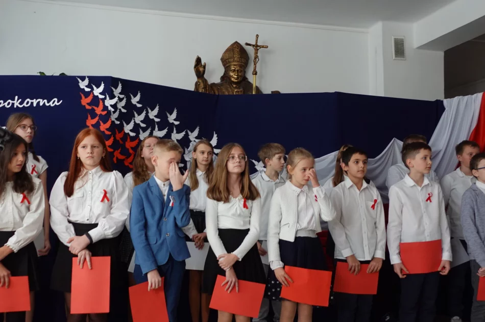 „Niepodległa – niepokorna była jest będzie"-obchody Święta Niepodległości w SP Męcina - zdjęcie 2